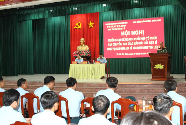 Mẫu hài cốt liệt sĩ TPHCM được vận chuyển bằng máy bay quân sự ra Hà Nội giám định ADN- Ảnh 1.