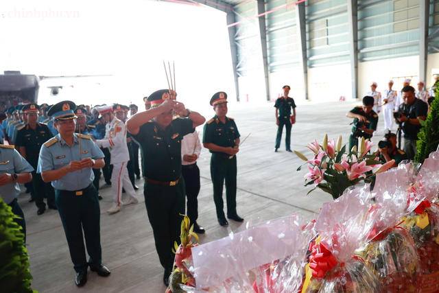 Chuyến bay đặc biệt đưa hơn 7.100 mẫu hài cốt liệt sĩ từ TPHCM ra Hà Nội giám định ADN- Ảnh 4.