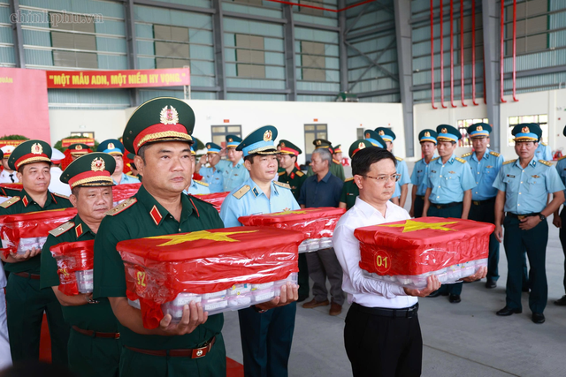 Chuyến bay đặc biệt đưa hơn 7.100 mẫu hài cốt liệt sĩ từ TPHCM ra Hà Nội giám định ADN- Ảnh 5.
