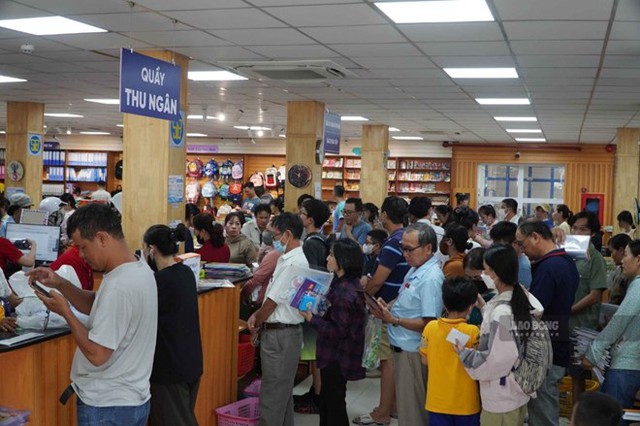 TPHCM: Học sinh có thể mượn sách giáo khoa miễn phí từ nhà trường- Ảnh 1.