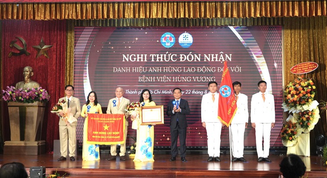 Bệnh viện Hùng Vương đón nhận danh hiệu Anh hùng Lao động, tiên phong triển khai HIFU- Ảnh 1.