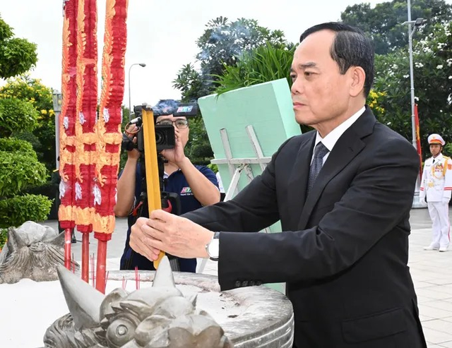 Lãnh đạo TPHCM dâng hương tưởng nhớ Anh hùng liệt sĩ- Ảnh 2. Lãnh đạo TPHCM dâng hương tưởng nhớ Anh hùng liệt sĩ- Ảnh 2.