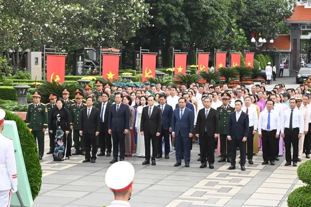 Lãnh đạo TPHCM dâng hương tưởng nhớ Anh hùng liệt sĩ- Ảnh 1. Lãnh đạo TPHCM dâng hương tưởng nhớ Anh hùng liệt sĩ- Ảnh 1.