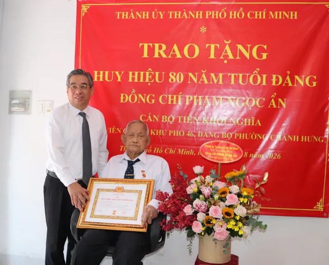 Trao, truy tặng Huy hiệu Đảng cho hơn 24.000 đảng viên dịp Quốc khánh- Ảnh 2.