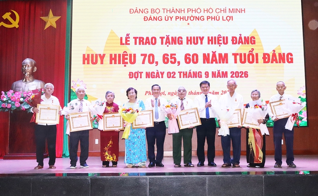 Trao, truy tặng Huy hiệu Đảng cho hơn 24.000 đảng viên dịp Quốc khánh- Ảnh 4.