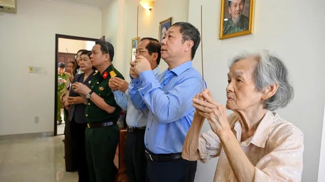 Lãnh đạo Thành phố đâng hương tưởng niệm 85 năm Ngày đồng chí Nguyễn Thị Minh Khai hy sinh- Ảnh 1. Lãnh đạo Thành phố đâng hương tưởng niệm 85 năm Ngày đồng chí Nguyễn Thị Minh Khai hy sinh- Ảnh 1.