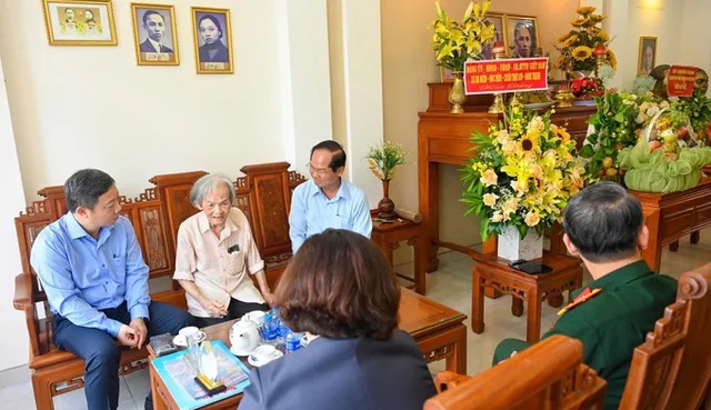 Lãnh đạo Thành phố đâng hương tưởng niệm 85 năm Ngày đồng chí Nguyễn Thị Minh Khai hy sinh- Ảnh 2. Lãnh đạo Thành phố đâng hương tưởng niệm 85 năm Ngày đồng chí Nguyễn Thị Minh Khai hy sinh- Ảnh 2.