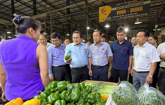 Tăng cường giám sát, siết chặt quản lý an toàn thực phẩm- Ảnh 1. Tăng cường giám sát, siết chặt quản lý an toàn thực phẩm- Ảnh 1.