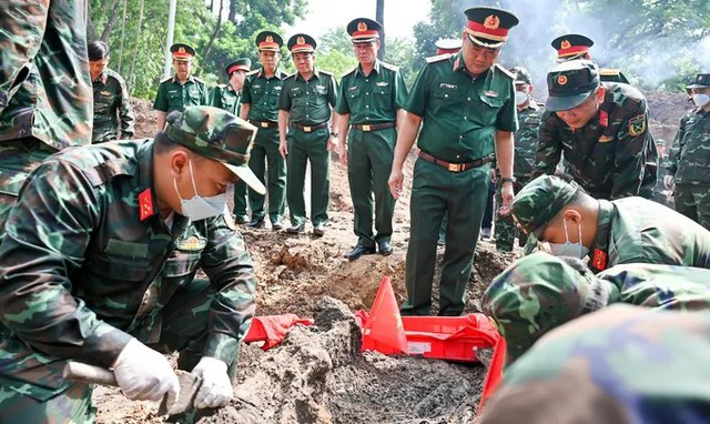Lãnh đạo Quân khu 7 thăm, động viên lực lượng tìm kiếm hài cốt liệt sĩ, tại Công viên Lê Thị Riêng- Ảnh 2. Lãnh đạo Quân khu 7 thăm, động viên lực lượng tìm kiếm hài cốt liệt sĩ, tại Công viên Lê Thị Riêng- Ảnh 2.