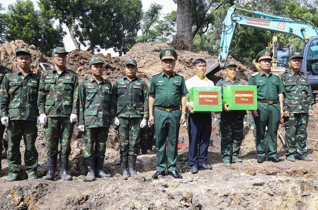Lãnh đạo Quân khu 7 thăm, động viên lực lượng tìm kiếm hài cốt liệt sĩ, tại Công viên Lê Thị Riêng- Ảnh 1. Lãnh đạo Quân khu 7 thăm, động viên lực lượng tìm kiếm hài cốt liệt sĩ, tại Công viên Lê Thị Riêng- Ảnh 1.