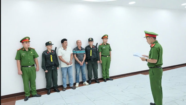 Khởi tố 4 bị can trong 2 vụ đổ, chôn lấp hàng trăm tấn chất thải rắn trái phép - Ảnh 1. Khởi tố 4 bị can trong 2 vụ đổ, chôn lấp hàng trăm tấn chất thải rắn trái phép - Ảnh 1.