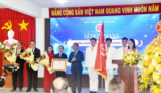 Bệnh viện Răng Hàm Mặt TPHCM đón nhận Huân chương Lao động hạng I- Ảnh 1.