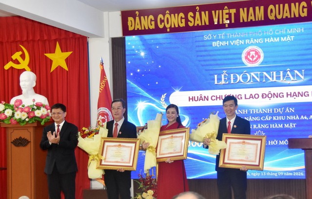 Bệnh viện Răng Hàm Mặt TPHCM đón nhận Huân chương Lao động hạng I- Ảnh 3.