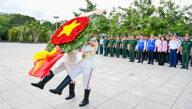 “Trăng thu Biên cương” mang Trung thu ấm áp đến thiếu nhi Côn Đảo- Ảnh 1. “Trăng thu Biên cương” mang Trung thu ấm áp đến thiếu nhi Côn Đảo- Ảnh 1.