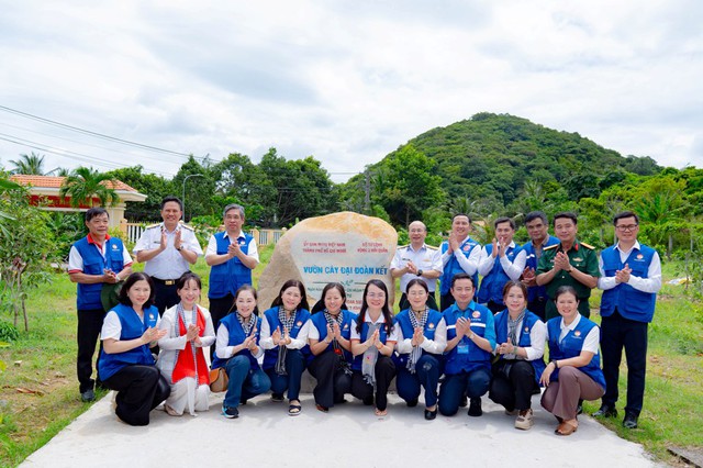 “Trăng thu Biên cương” mang Trung thu ấm áp đến thiếu nhi Côn Đảo- Ảnh 5. “Trăng thu Biên cương” mang Trung thu ấm áp đến thiếu nhi Côn Đảo- Ảnh 5.