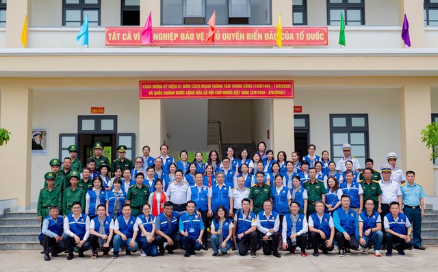 “Trăng thu Biên cương” mang Trung thu ấm áp đến thiếu nhi Côn Đảo- Ảnh 4. “Trăng thu Biên cương” mang Trung thu ấm áp đến thiếu nhi Côn Đảo- Ảnh 4.
