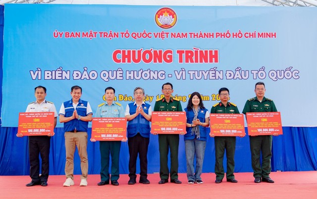 “Trăng thu Biên cương” mang Trung thu ấm áp đến thiếu nhi Côn Đảo- Ảnh 2. “Trăng thu Biên cương” mang Trung thu ấm áp đến thiếu nhi Côn Đảo- Ảnh 2.