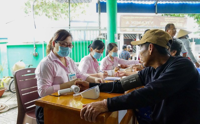 Phấn đấu 100% người dân được khám sức khỏe định kỳ hoặc sàng lọc miễn phí vào cuối năm- Ảnh 1. Phấn đấu 100% người dân được khám sức khỏe định kỳ hoặc sàng lọc miễn phí vào cuối năm- Ảnh 1.