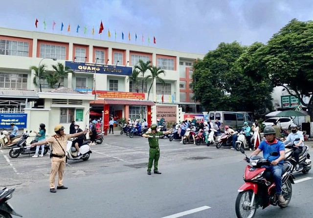 Bảo đảm an toàn cho học sinh trên đường đến trường- Ảnh 1. Bảo đảm an toàn cho học sinh trên đường đến trường- Ảnh 1.
