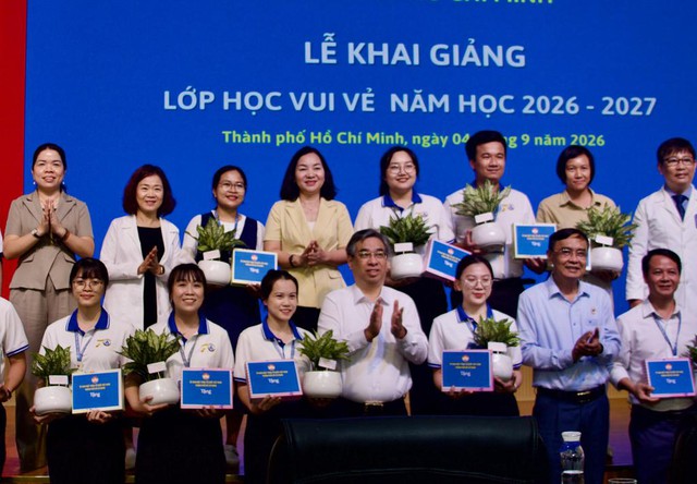 Khai giảng năm học mới tại những lớp học đặc biệt dành cho bệnh nhi- Ảnh 7. Khai giảng năm học mới tại những lớp học đặc biệt dành cho bệnh nhi- Ảnh 7.
