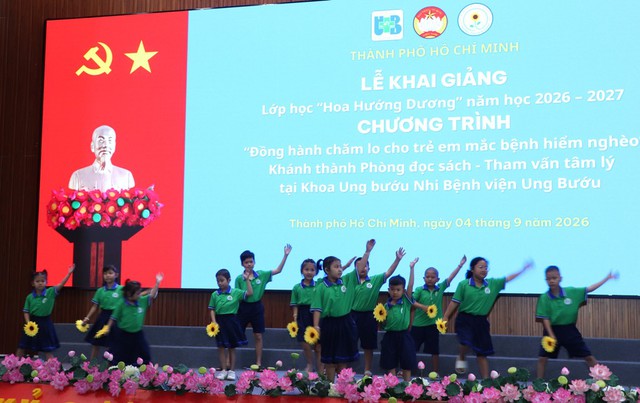 Khai giảng năm học mới tại những lớp học đặc biệt dành cho bệnh nhi- Ảnh 2. Khai giảng năm học mới tại những lớp học đặc biệt dành cho bệnh nhi- Ảnh 2.