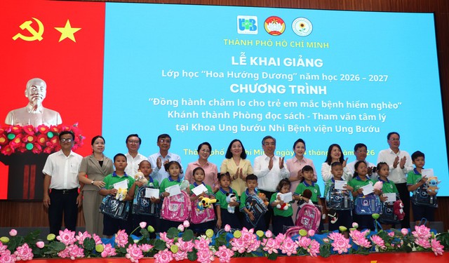 Khai giảng năm học mới tại những lớp học đặc biệt dành cho bệnh nhi- Ảnh 1. Khai giảng năm học mới tại những lớp học đặc biệt dành cho bệnh nhi- Ảnh 1.