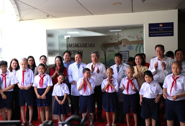 Khai giảng năm học mới tại những lớp học đặc biệt dành cho bệnh nhi- Ảnh 4. Khai giảng năm học mới tại những lớp học đặc biệt dành cho bệnh nhi- Ảnh 4.