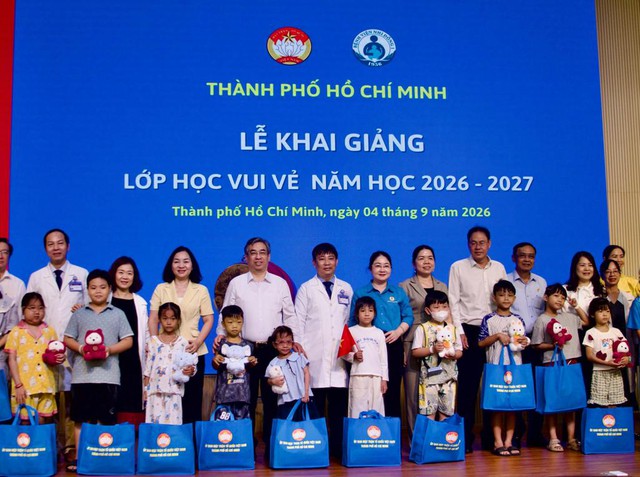 Khai giảng năm học mới tại những lớp học đặc biệt dành cho bệnh nhi- Ảnh 6. Khai giảng năm học mới tại những lớp học đặc biệt dành cho bệnh nhi- Ảnh 6.