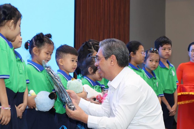 Khai giảng năm học mới tại những lớp học đặc biệt dành cho bệnh nhi- Ảnh 3. Khai giảng năm học mới tại những lớp học đặc biệt dành cho bệnh nhi- Ảnh 3.