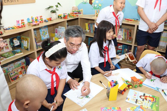 Khai giảng năm học mới tại những lớp học đặc biệt dành cho bệnh nhi- Ảnh 5. Khai giảng năm học mới tại những lớp học đặc biệt dành cho bệnh nhi- Ảnh 5.