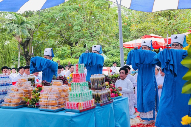 Tín đồ Cao Đài cầu siêu Anh hùng liệt sĩ tại Công viên Lê Thị Riêng- Ảnh 2. Tín đồ Cao Đài cầu siêu Anh hùng liệt sĩ tại Công viên Lê Thị Riêng- Ảnh 2.