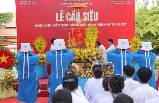 Tín đồ Cao Đài cầu siêu Anh hùng liệt sĩ tại Công viên Lê Thị Riêng- Ảnh 1. Tín đồ Cao Đài cầu siêu Anh hùng liệt sĩ tại Công viên Lê Thị Riêng- Ảnh 1.