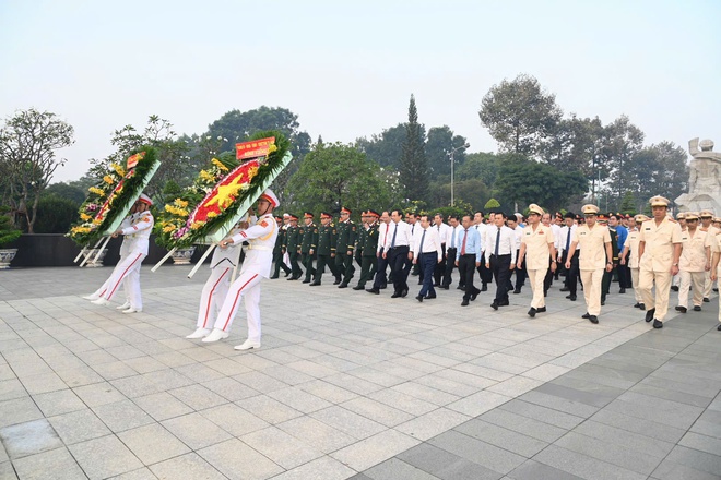 Dâng cúng bánh tét lên Quốc tổ Hùng Vương, tưởng niệm các Mẹ Việt Nam anh hùng, Anh hùng liệt sĩ.- Ảnh 3.