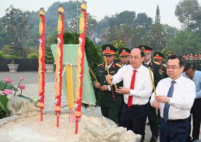 Dâng cúng bánh tét lên Quốc tổ Hùng Vương, tưởng niệm các Mẹ Việt Nam anh hùng, Anh hùng liệt sĩ.- Ảnh 5.