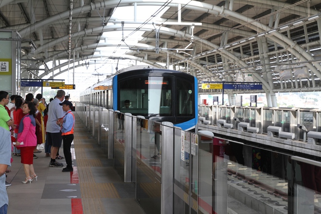 Người dân trải nghiệm du xuân bằng tàu Metro- Ảnh 4.