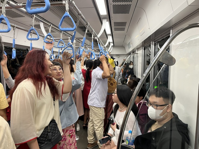 Người dân trải nghiệm du xuân bằng tàu Metro- Ảnh 6.