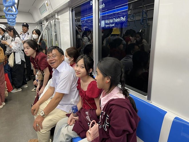 Người dân trải nghiệm du xuân bằng tàu Metro- Ảnh 7.