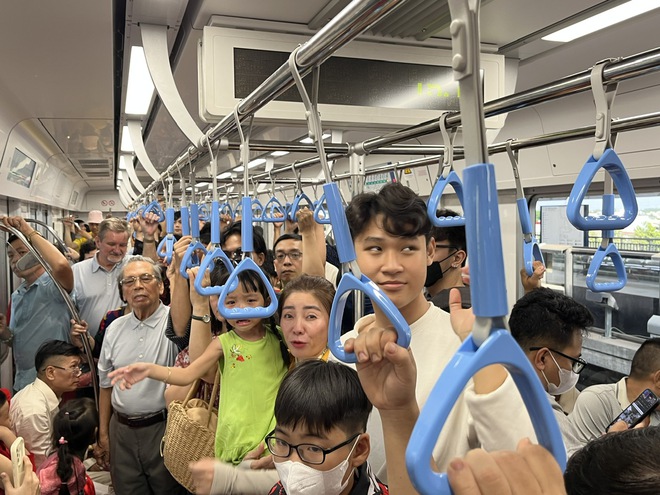 Người dân trải nghiệm du xuân bằng tàu Metro- Ảnh 5.