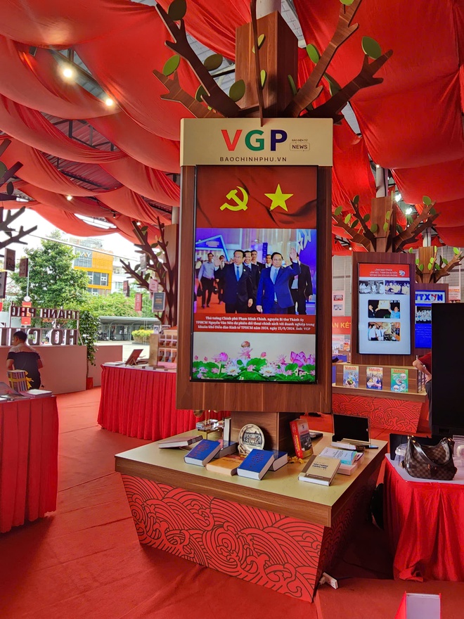Gian trưng bày của Báo Điện tử Chính phủ tham gia Triển lãm Thành tựu Báo chí - Xuất bản TPHCM- Ảnh 5.