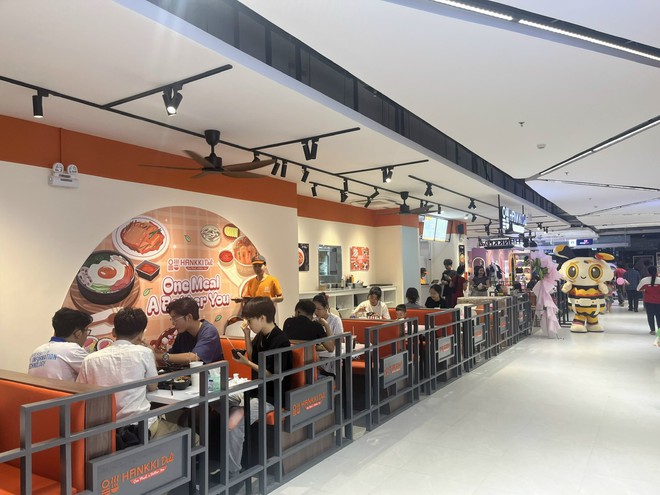 Động lực kép thúc đẩy tăng trưởng các trung tâm thương mại TPHCM- Ảnh 2. Động lực kép thúc đẩy tăng trưởng các trung tâm thương mại TPHCM- Ảnh 2.