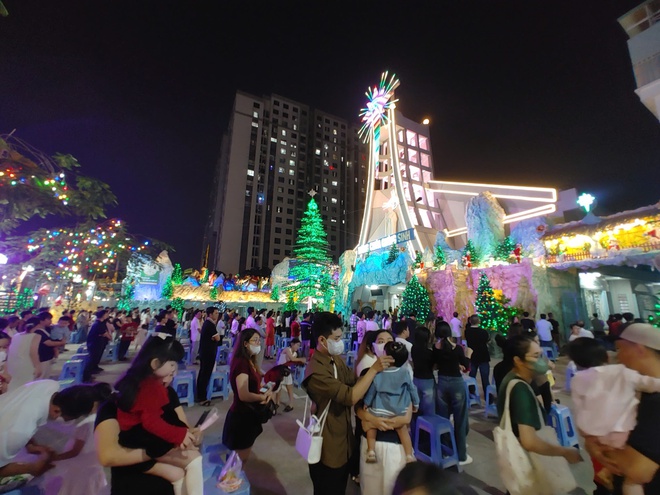 Rộn ràng không khí Giáng sinh tại TPHCM- Ảnh 7.
