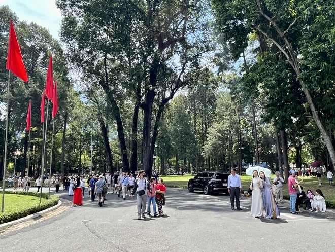 TPHCM: Các di tích lịch sử, điểm du lịch thu hút rất đông du khách đến vui chơi dịp nghỉ lễ- Ảnh 2. TPHCM: Các di tích lịch sử, điểm du lịch thu hút rất đông du khách đến vui chơi dịp nghỉ lễ- Ảnh 2.