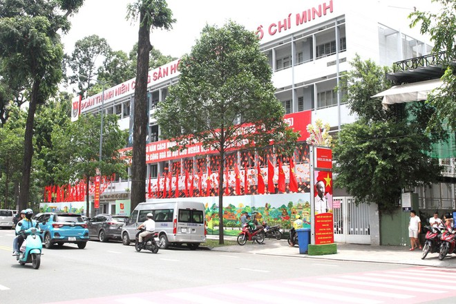 TPHCM rực rỡ sắc cờ, chào mừng 80 năm Cách mạng tháng Tám và Quốc khánh 2/9- Ảnh 3. TPHCM rực rỡ sắc cờ, chào mừng 80 năm Cách mạng tháng Tám và Quốc khánh 2/9- Ảnh 3.