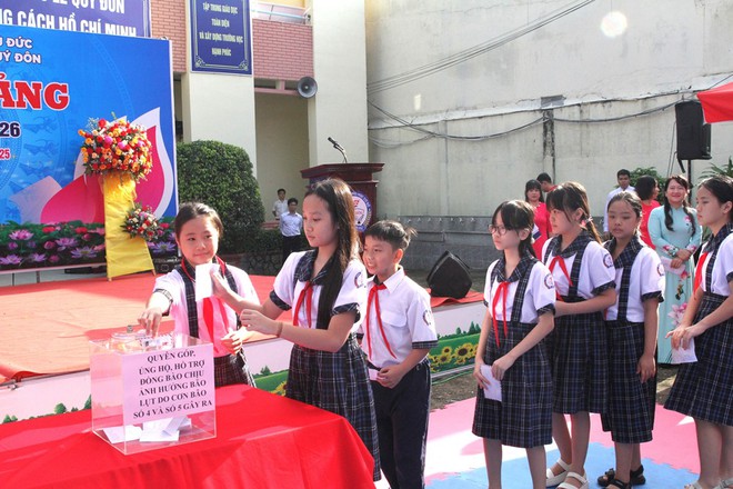 Các em học sinh TPHCM vui mừng khai giảng năm học mới- Ảnh 11. Các em học sinh TPHCM vui mừng khai giảng năm học mới- Ảnh 11.