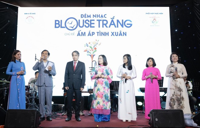 Đêm nhạc thiện nguyện “Blouse trắng” góp phần hỗ trợ những bệnh nhân có hoàn cảnh khó khăn- Ảnh 1. Đêm nhạc thiện nguyện “Blouse trắng” góp phần hỗ trợ những bệnh nhân có hoàn cảnh khó khăn- Ảnh 1.