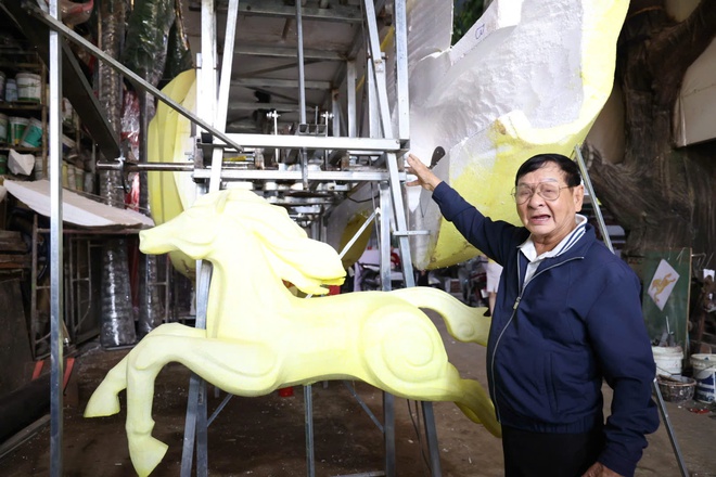 Thăm xưởng chế tác linh vật Đường hoa Nguyễn Huệ Tết Bính Ngọ 2026- Ảnh 2.
