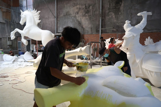 Thăm xưởng chế tác linh vật Đường hoa Nguyễn Huệ Tết Bính Ngọ 2026- Ảnh 3.