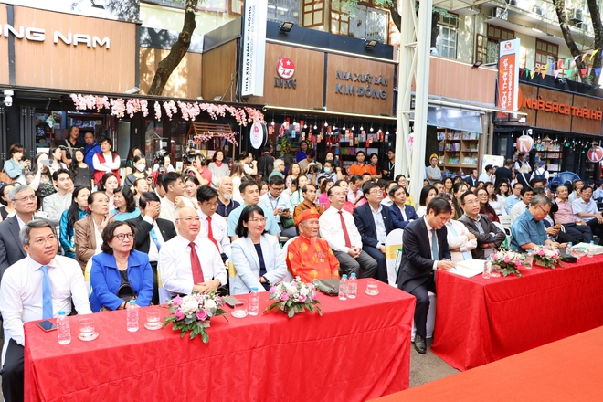 Đường sách TPHCM biểu tượng sinh động của tri thức và các giá trị nhân văn- Ảnh 1.