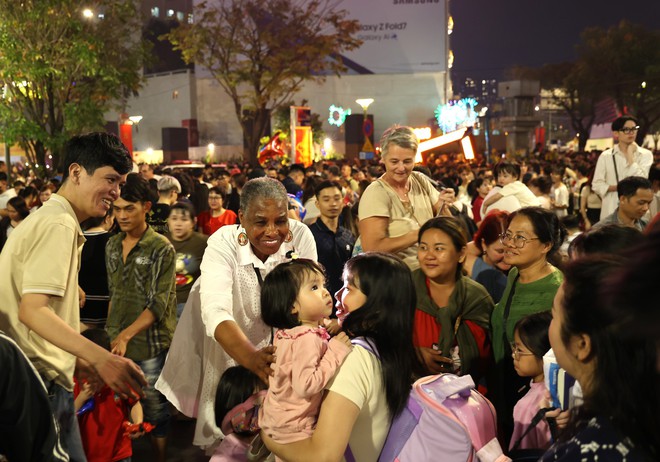 Người dân và du khách hân hoan ngắm pháo hoa đón Giao thừa Xuân Bính Ngọ- Ảnh 4.