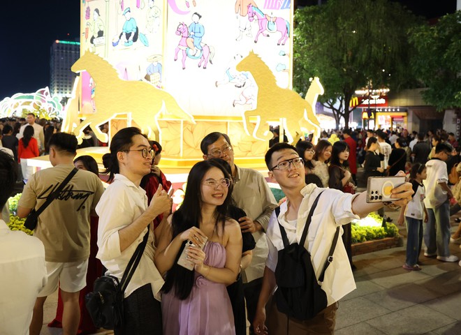 Người dân và du khách hân hoan ngắm pháo hoa đón Giao thừa Xuân Bính Ngọ- Ảnh 3.